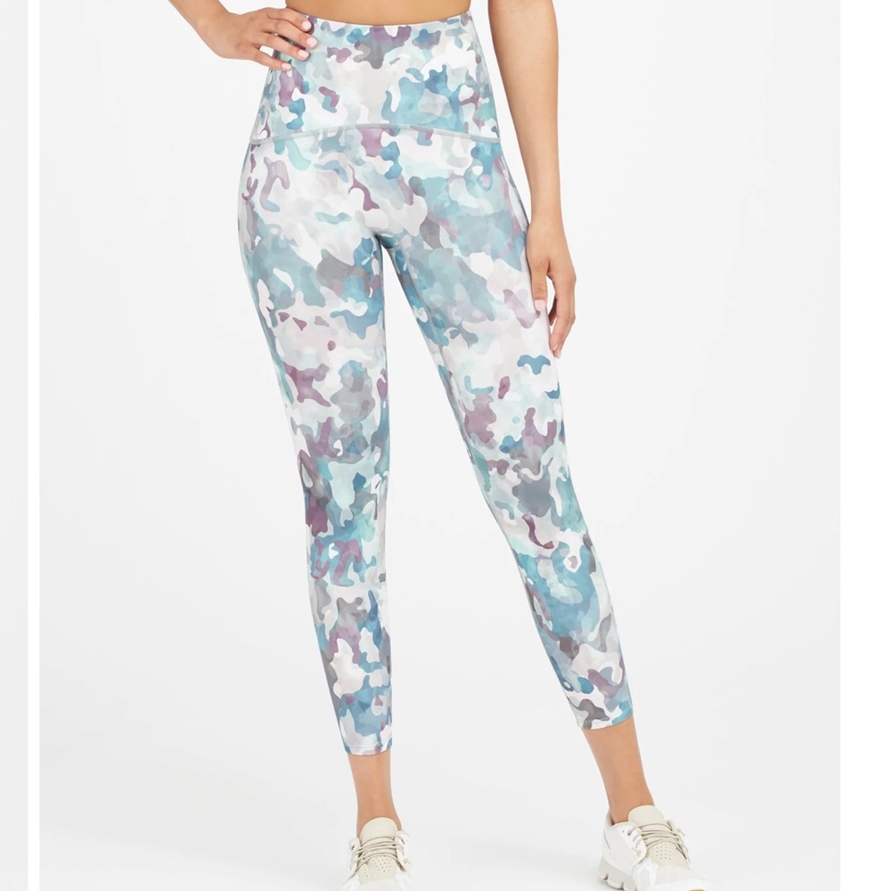 NWOT SPANX Booty Boost® Active Printed 7/8 Leggings Painted Blue Camo size M